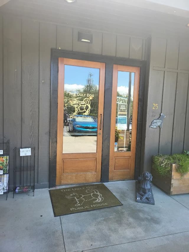 The Ugly Dog Pub-Cashiers