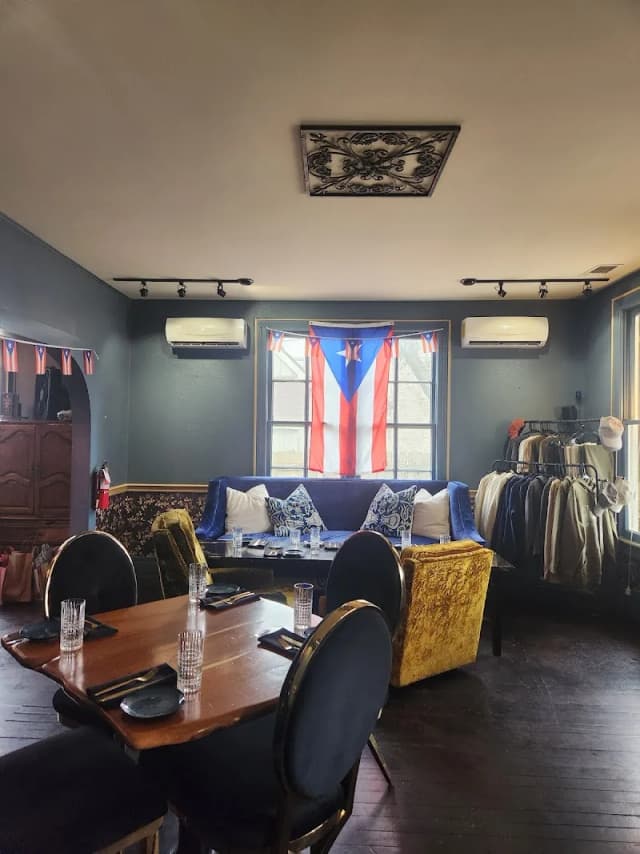 Lost Luggage Bar & Lounge