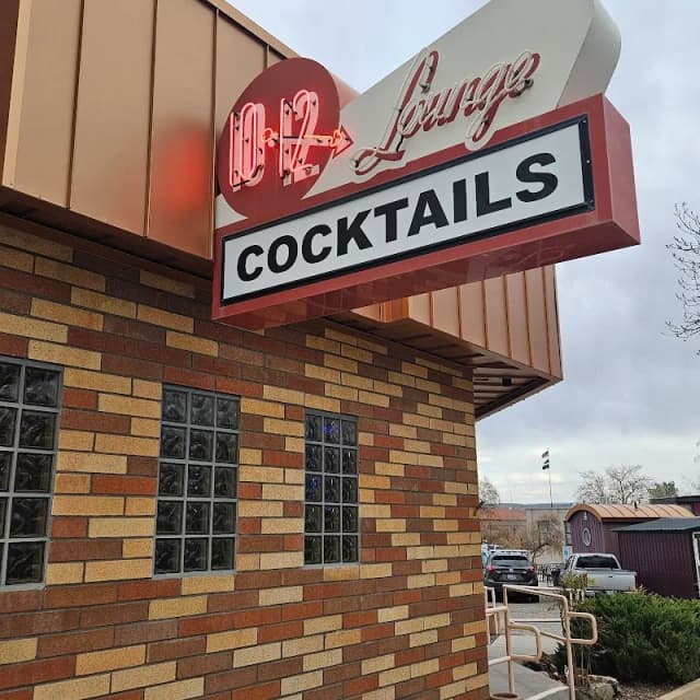 10-12 Lounge
