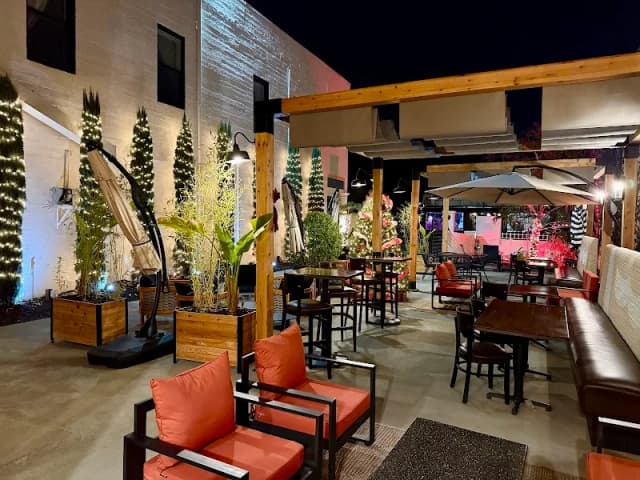 Robert's Tropical Table Bar and Lounge