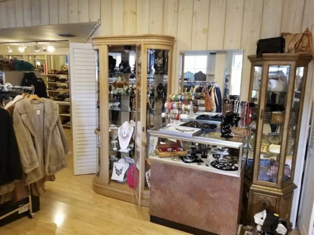 Deja Vu Consignment & Pari's Boutique